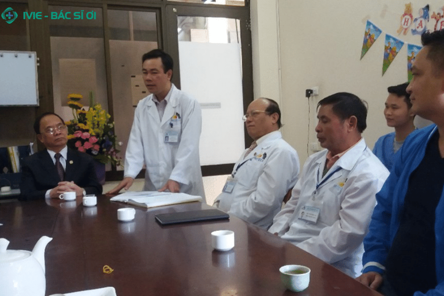 Bác sĩ Thưởng tại khoa ngoại Bệnh viện Tràng An (ảnh: BV Tràng An 2016)