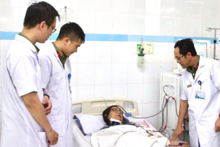 Bác sĩ Trần Quang Pháp luôn ân cần, động viên, quan tâm chia sẻ cùng bệnh nhân