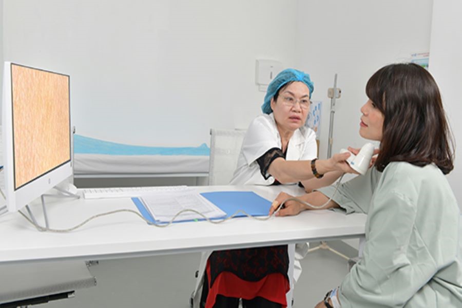 BSCKII Trần Thị Thanh Nho đang soi da cho bệnh nhân