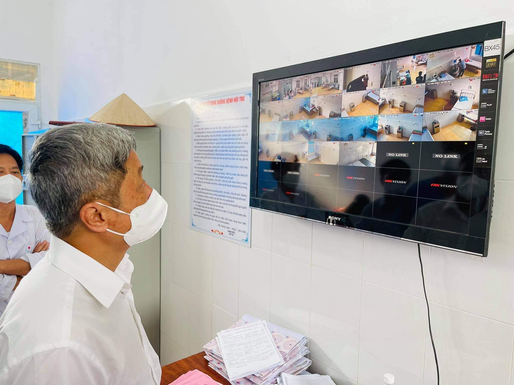Thứ trưởng Nguyễn Trường Sơn kiểm tra đơn vị điều trị tích cực (ICU) mới được Bệnh viện Bạch Mai hỗ trợ thiết lập tại Bệnh viện Phổi tỉnh Bắc Giang.