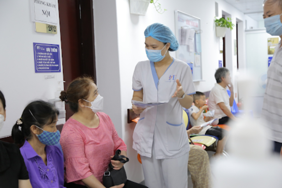 Nhân viên Bệnh viện đa khoa Hòe Nhai cơ sở 1 đang tận tình hướng dẫn cho người bệnh