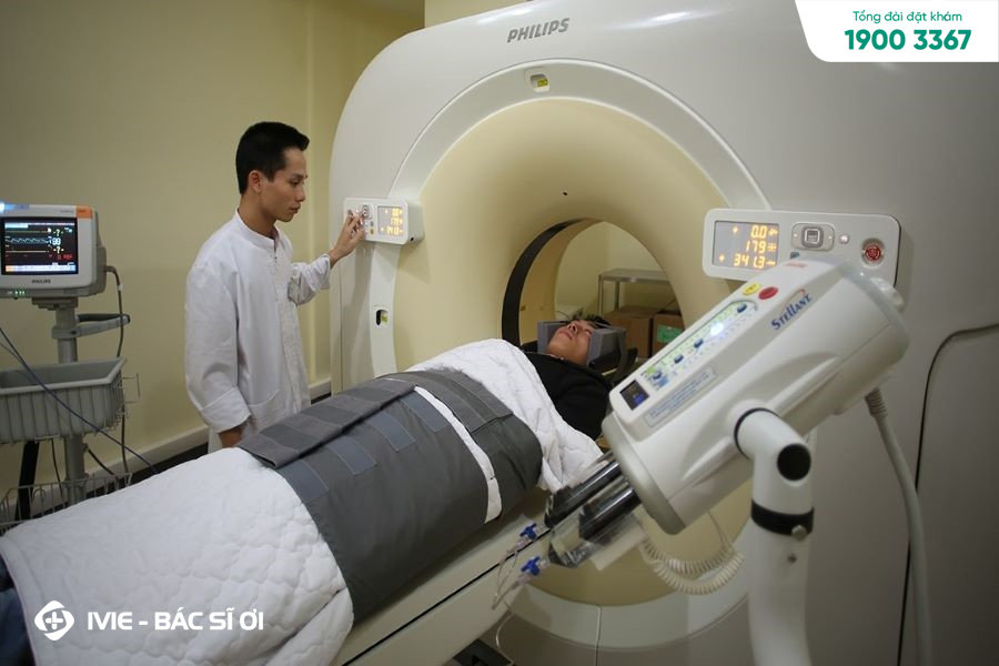 Thu Cúc đầu tư máy móc hiện đại để chụp MRI cột sống
