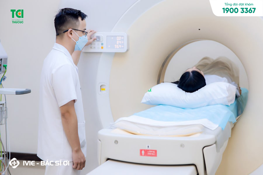 Các bác sĩ tại bệnh viện Thu Cúc sẽ hướng dẫn bệnh nhân chụp MRI với tư thế an toàn