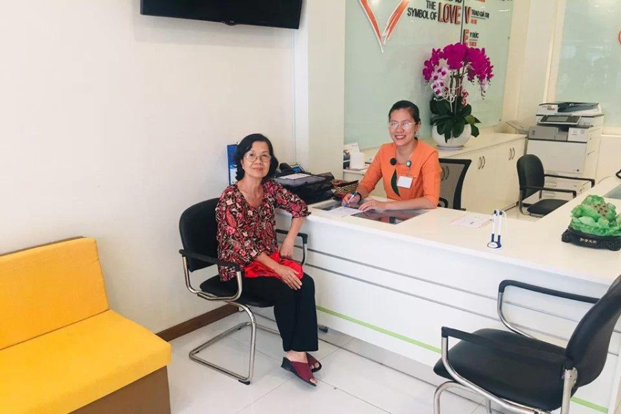 Bệnh nhân đang được tư vấn tại Phòng khám Golden Healthcare