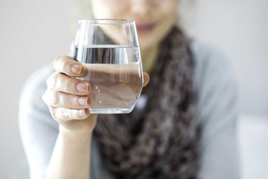 Thay đổi lối sống ở người mắc chứng bàng quang tăng hoạt bằng cách uống nước