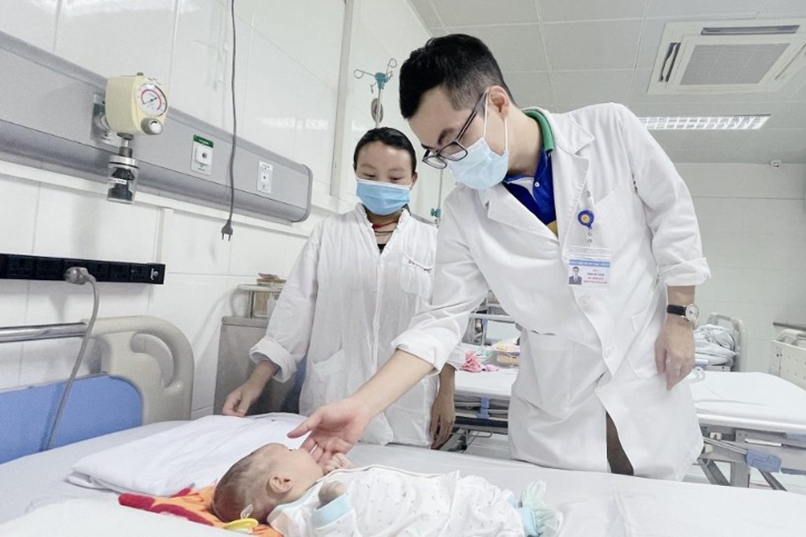Bác sĩ Hồng Quý Quân – Phó trưởng Khoa Phẫu thuật Nhi và Trẻ sơ sinh, Bệnh viện Hữu nghị Việt Đức đang thăm khám cho bệnh nhi