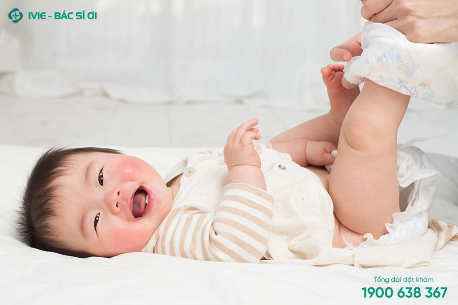 Thay tã bỉm thường xuyên cho bé để giảm nguy cơ hăm tã, nhiễm khuẩn