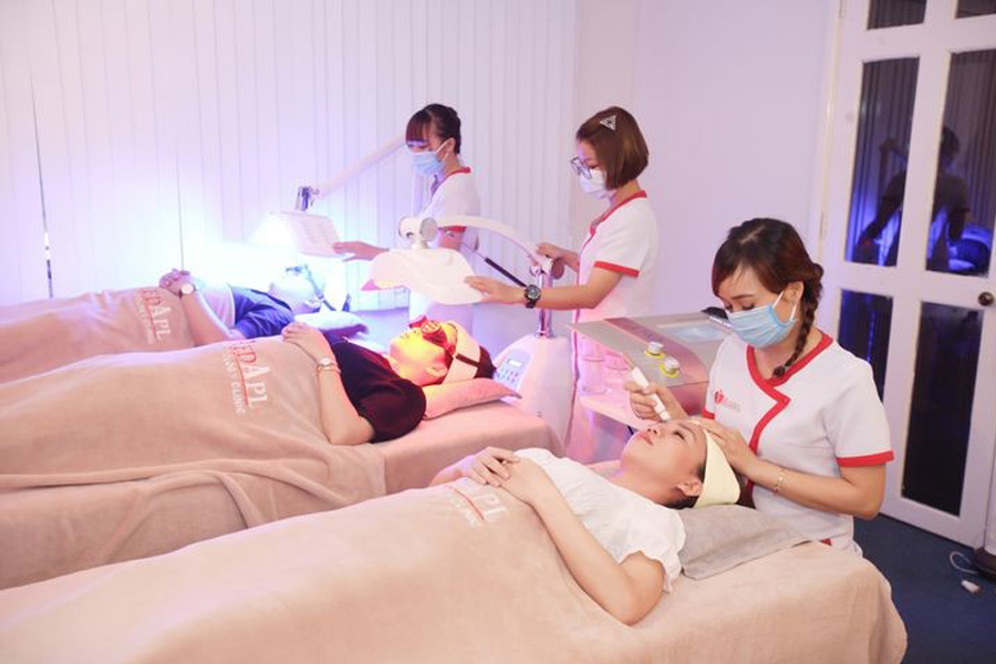 Bệnh nhân trải nghiệm dịch vụ chiếu ánh sáng xanh, đỏ