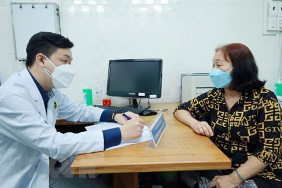 Bệnh nhân và bác sĩ tư vấn tại Bệnh viện E Hà Nội
