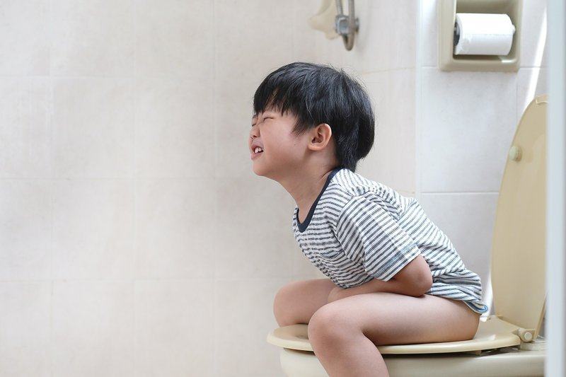 Táo bón là biểu hiện thường thấy, tuy nhiên ở trẻ em đôi khi gặp ỉa lỏng.