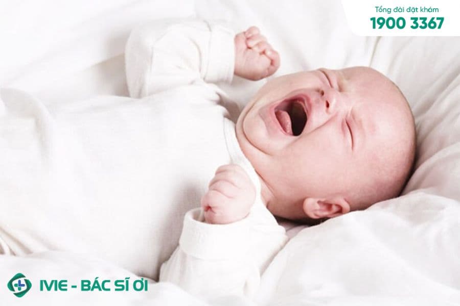 Trạng thái mệt mỏi, quấy khóc của trẻ bị nhiễm lạnh