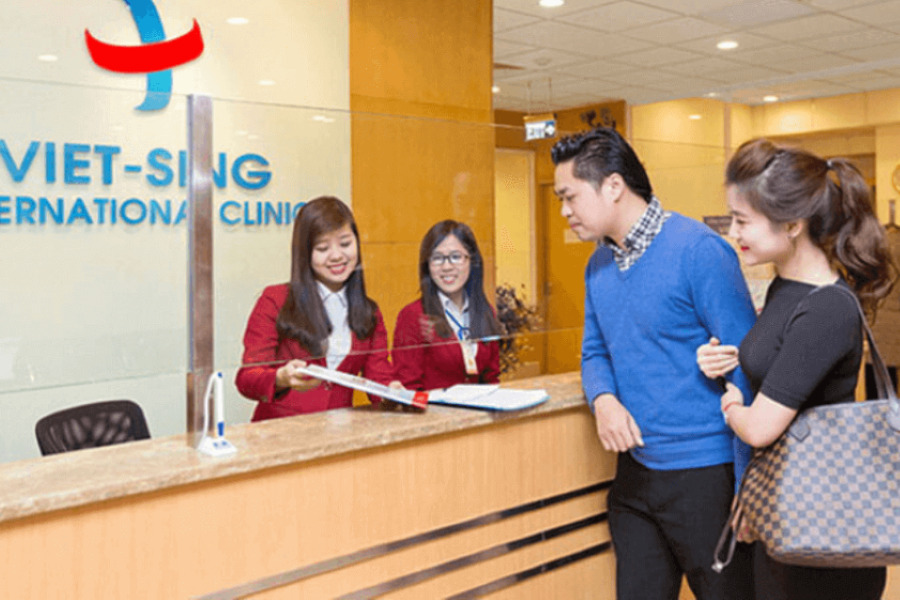 Nhân viên hướng dẫn thăm khám sức khỏe tại phòng khám Vietsing
