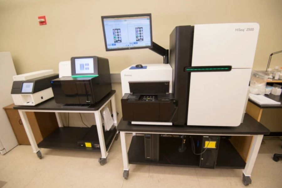 Một thiết bị phân tích mẫu xét nghiệm tại Invivo Lab