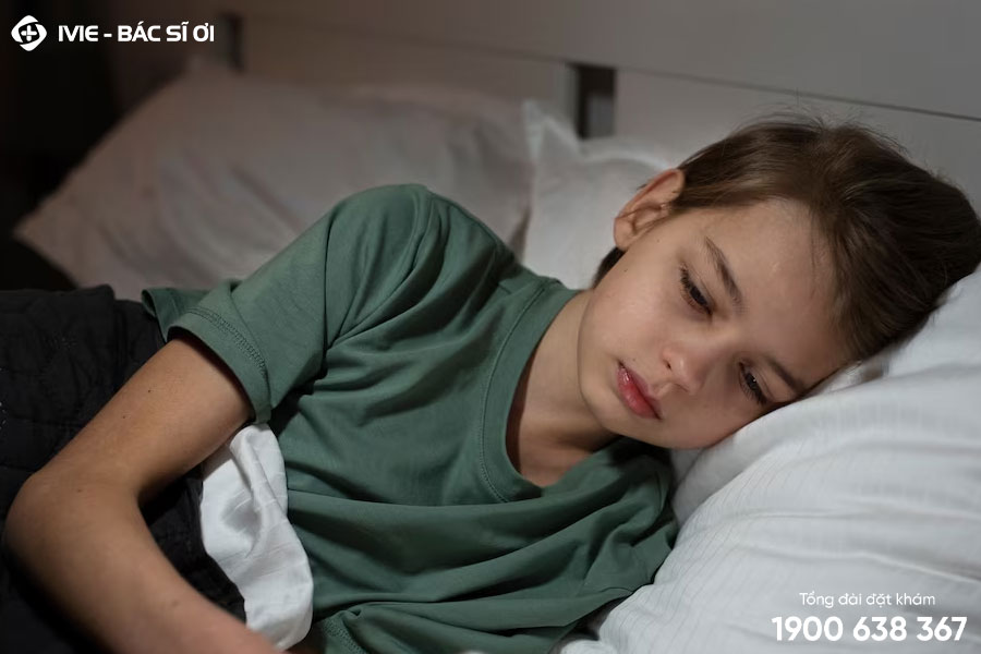 Trẻ thường xuyên mất ngủ là dấu hiệu trầm cảm về thể chất, hành vi