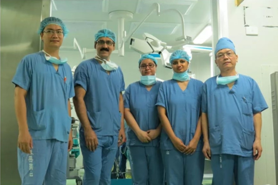 Các bác sĩ trong phòng mổ tại Bệnh viện Hữu nghị Việt Đức