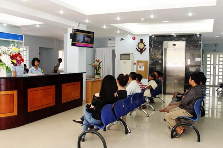 Bệnh nhân đang chờ khám tại Phòng khám Da liễu Dr Thái Hà