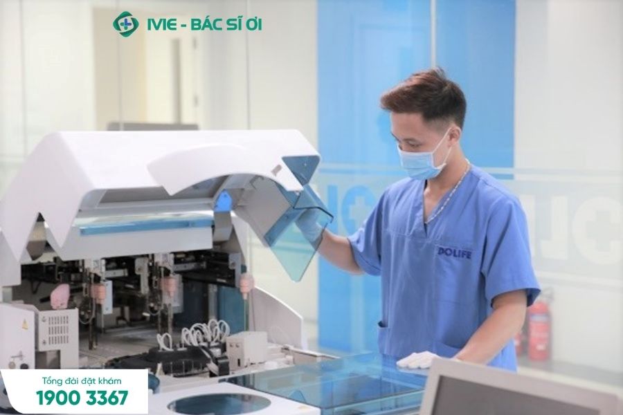 Các kỹ thuật viên xét nghiệm giàu kinh nghiệm tại BV Dolife