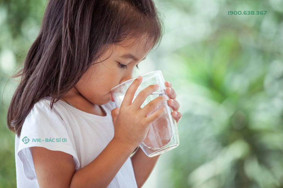 Cho trẻ uống nhiều nước ấm giúp bé cảm thấy dễ chịu hơn