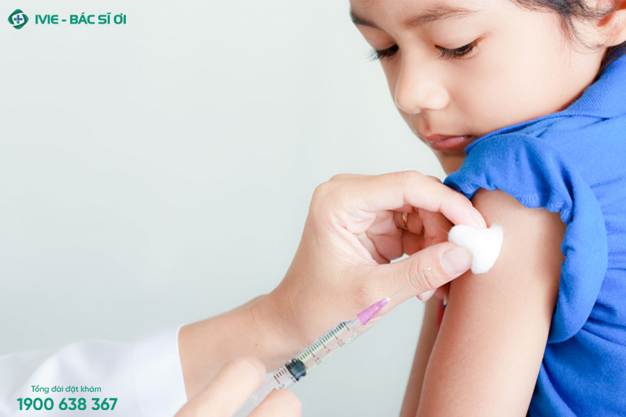 Đưa trẻ tiêm ngừa vaccine giúp trẻ phòng ngừa các bệnh như thủy đậu, zona