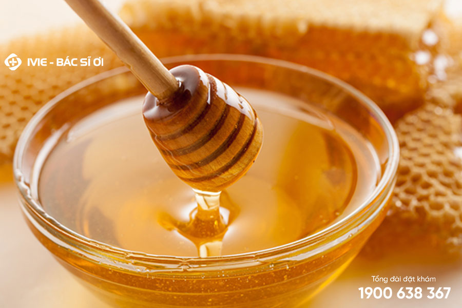 Chữa nổi mụn nước trong miệng tại nhà bằng mật ong