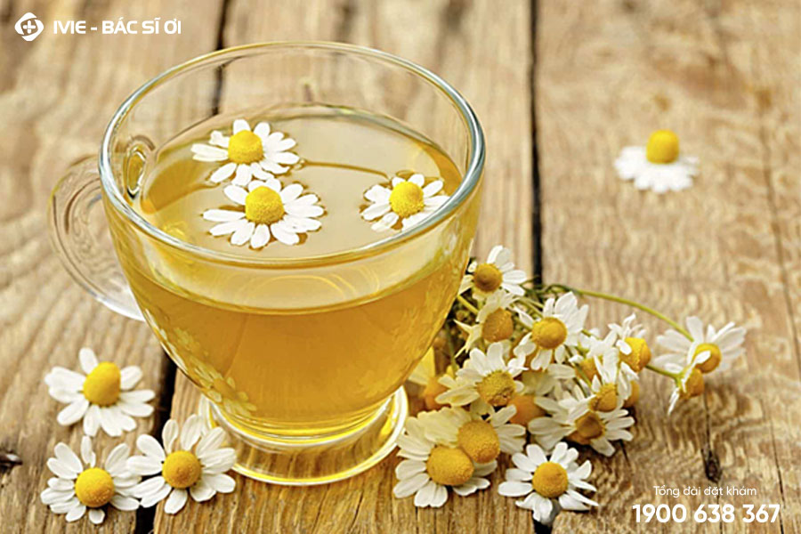 Dùng trà hoa cúc điều trị tự nhiên nổi mụn nước ở mặt tại nhà