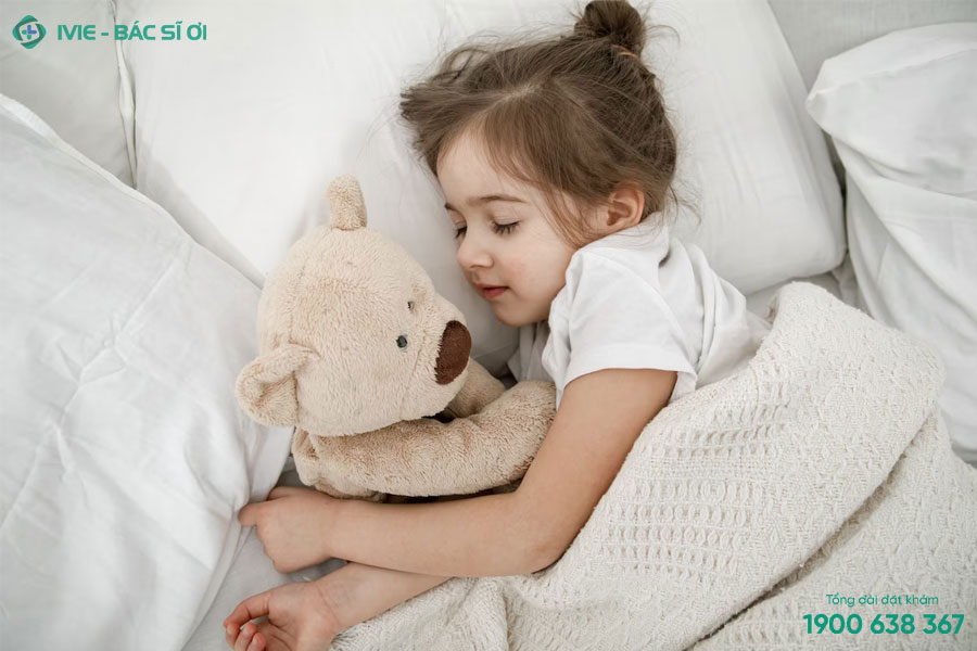 Cho trẻ nghỉ ngơi nhiều hơn, tránh hoạt động mạnh gây mất sức ở trẻ