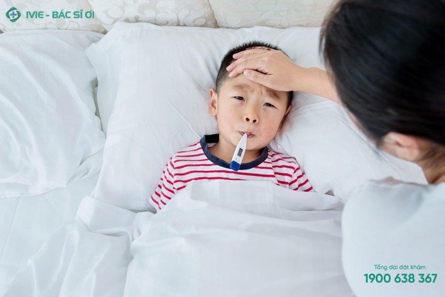 Nếu trẻ sốt 40 độ li bì, lơ mơ cần cho trẻ đến bệnh viện để được thăm khám và điều trị kịp thời
