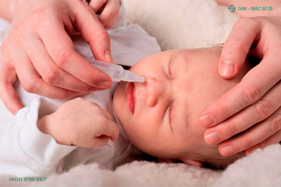 Vệ sinh mũi cho bé bằng nước muối sinh lý để giúp bé hô hấp dễ dàng hơn