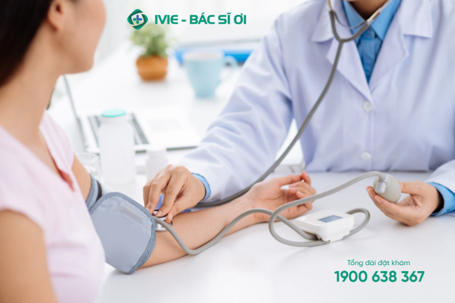 Để kiểm soát bệnh cao huyết áp cần thường xuyên đo và thăm khám định kỳ