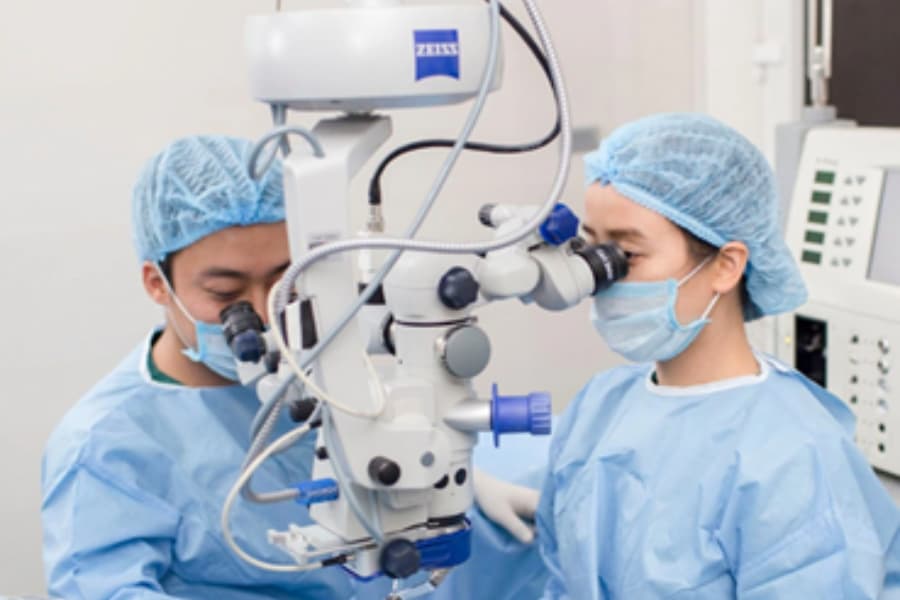 BS Đặng Thị Như Quỳnh thực hiện phẫu thuật mắt tại Bệnh Viện Mắt Quốc tế DND