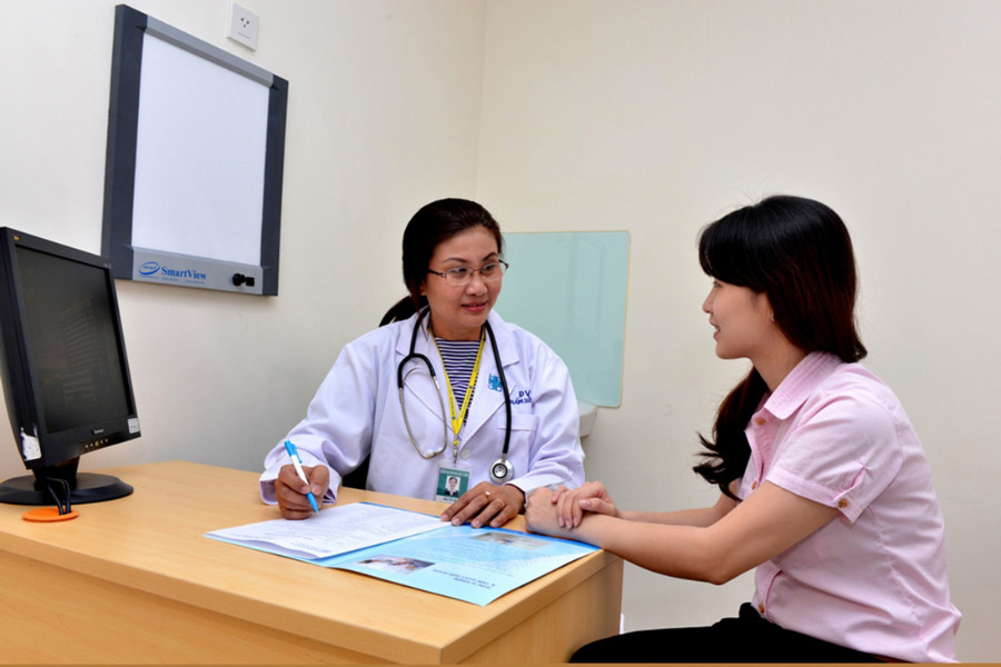 Bác sĩ khám và tư vấn cho người bệnh tại Phòng khám Bệnh viện Đại học Y Dược 1