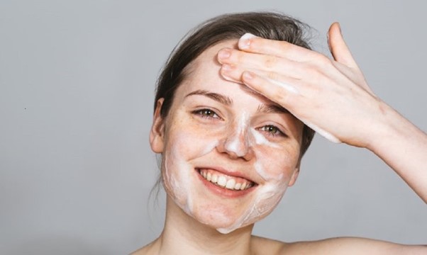 Chăm sóc da bằng cách rửa mặt để sử lý mụn viêm