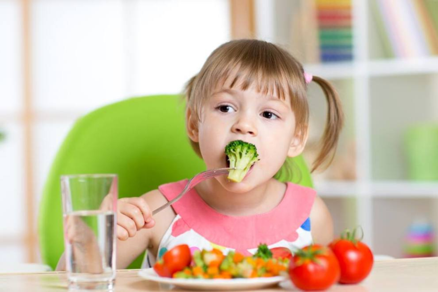 Chế độ ăn đúng - đủ giúp trẻ tránh được các bệnh liên quan tới dinh dưỡng