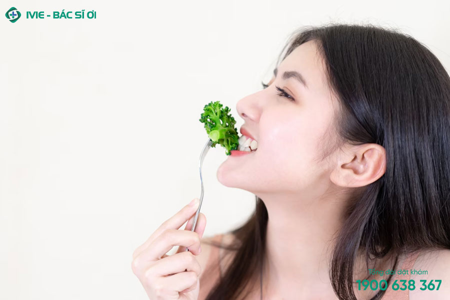 Chế độ ăn nhiều rau xanh và chất xơ giúp giảm tình trạng mụn