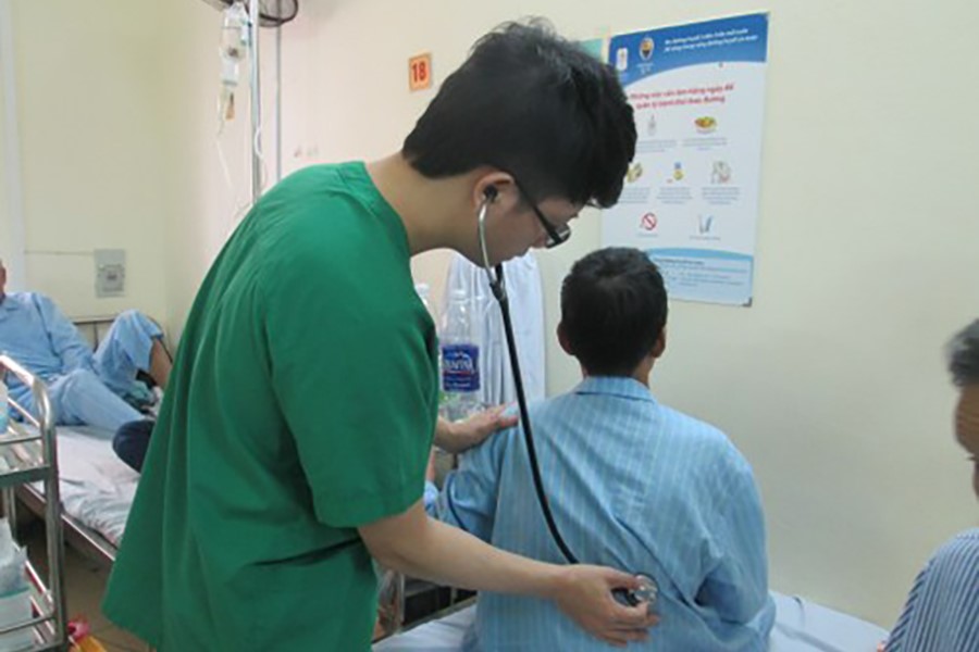 Hình ảnh bác sĩ của Bệnh viện Tim Hà Nội khám cho bệnh nhân