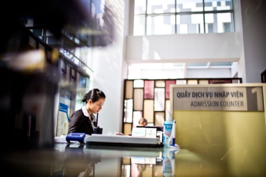 Thực hiện các quy trình tại các quầy nhập viện - lễ tân của FV