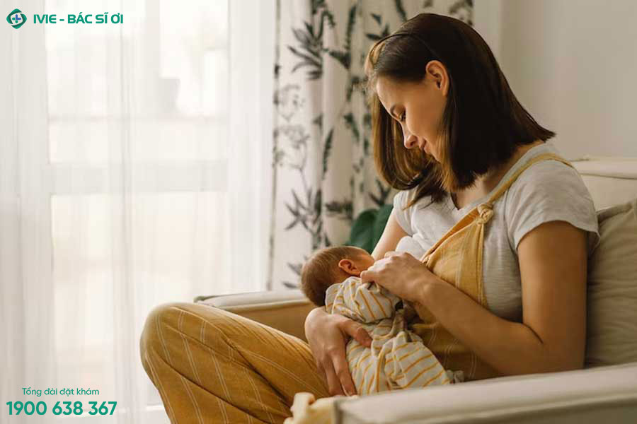 Trẻ sơ sinh có dấu hiệu tiêu chảy chưa có dấu hiệu mất nước điều trị tại nhà tiếp tục cho trẻ bú theo nhu cầu trẻ