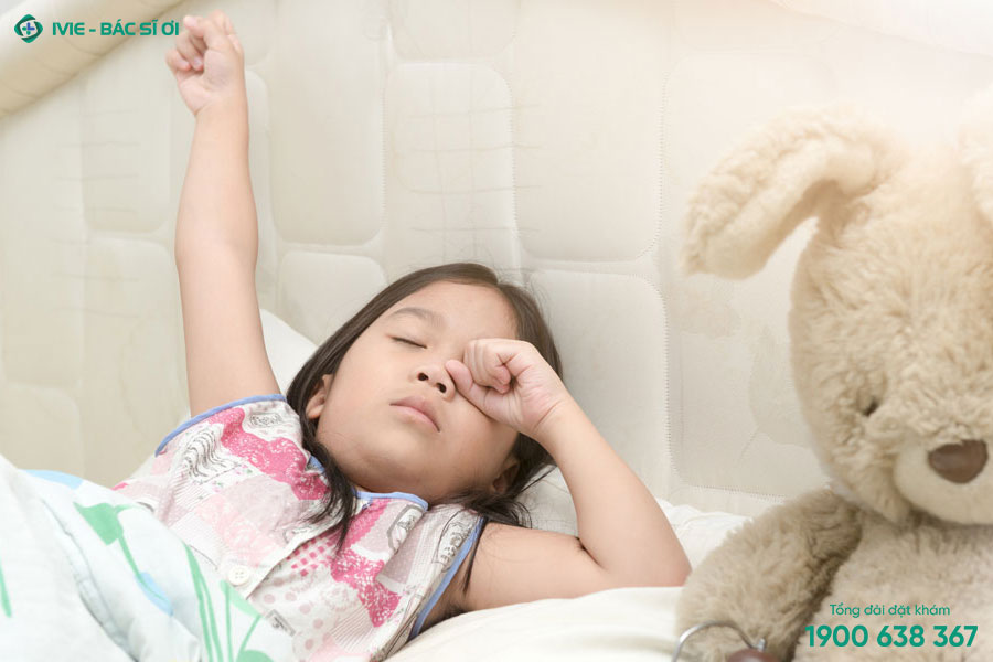 Cho trẻ nghỉ ngơi đầy đủ giúp trẻ hồi phục nhanh sau sốt xuất huyết