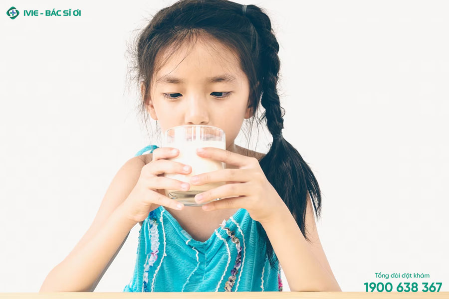 Cho trẻ uống nhiều nước lọc, hoa quả hay sữa 