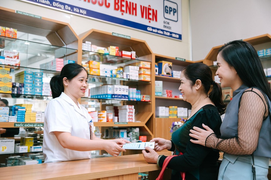 Người bệnh và thân nhân có thể mua thuốc trực tiếp tại khu nhà thuốc của bệnh viện