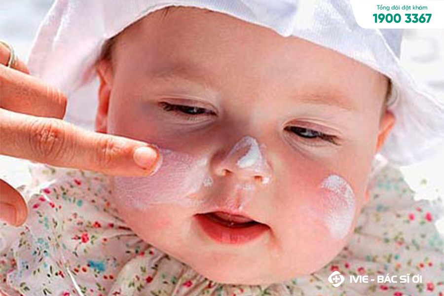 Mẹ có thể thoa kem dưỡng cho trẻ để tránh tình trạng mẩn đỏ
