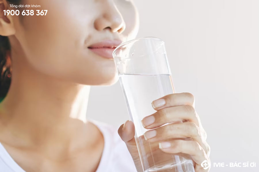 Uống nước đầy đủ giúp giảm tình trạng da mặt bị ngứa, sần sùi
