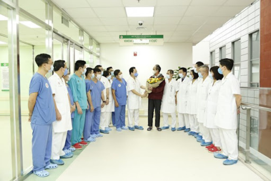 Các bác sĩ tại Bệnh viện Trung ương Quân đội 108 chúc mừng bệnh nhân được xuất viện