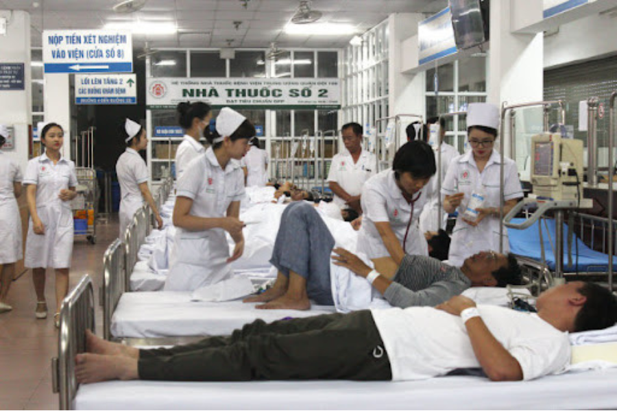 Các y bác sĩ thăm khám và chăm sóc cho bệnh nhân tại Bệnh viện Trung ương Quân Đội 108