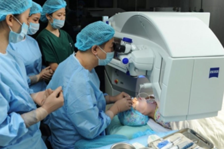 BS.Nguyễn Đăng Dũng phẫu thuật khúc xạ tại Bệnh Viện Mắt Quốc Tế DND