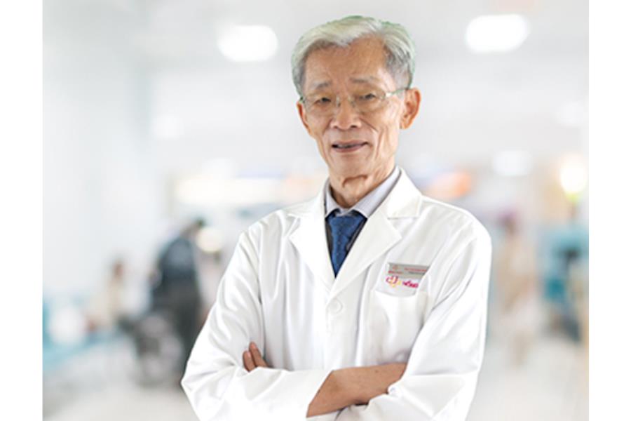 Bác sĩ Phạm Văn Hiển có 40 năm kinh nghiệm trong khám, điều trị bệnh lý da liễu