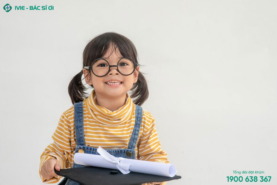 Trẻ đeo kính mắt có thể giúp điều chỉnh hoặc cải thiện tật khúc xạ của mắt