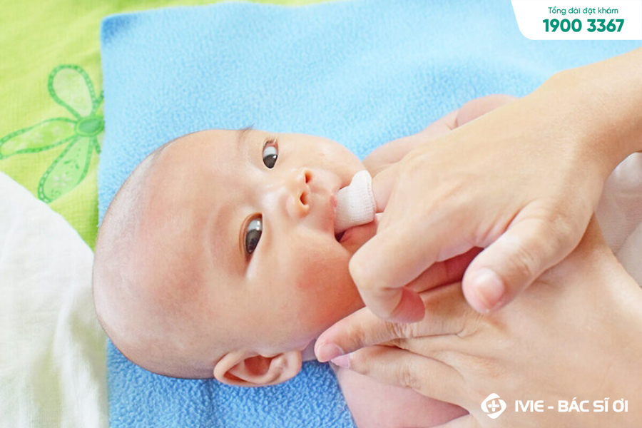 Rơ lưỡi đúng cách cho trẻ sơ sinh