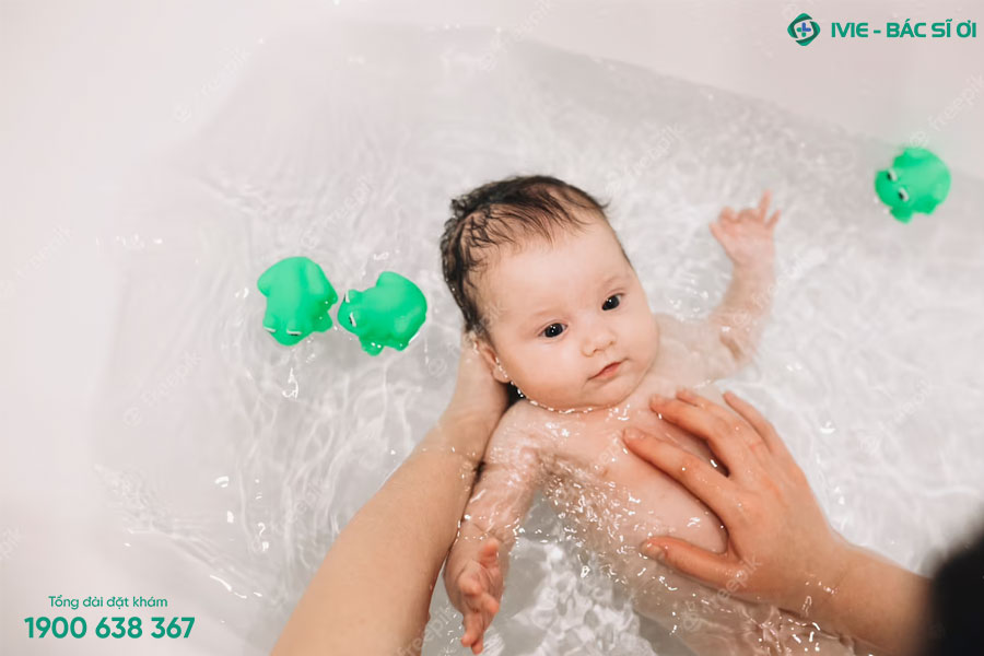 Tắm nước nóng ấm cho trẻ cũng là cách giúp giảm cơn đau bụng