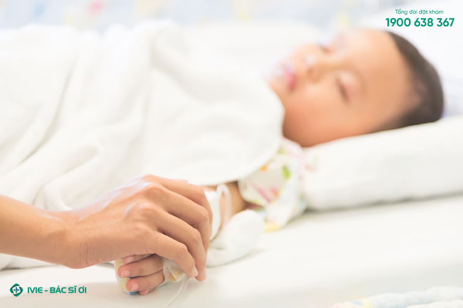Trẻ sơ sinh đau bụng và thường lơ mơ, thậm chí ngủ li bì